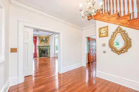 Entry Way - 436 Bay Ave, Patchogue, NY 11772 photo 2 of 2
