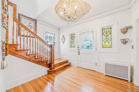 Entry Way - 436 Bay Ave, Patchogue, NY 11772 photo 1 of 2