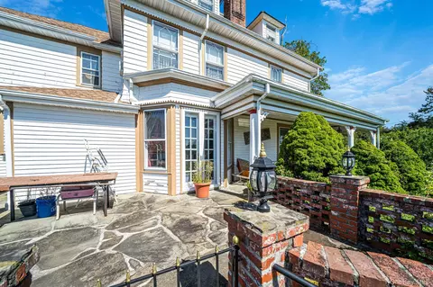 Exterior - 436 Bay Ave, Patchogue, NY 11772 photo 3 of 11