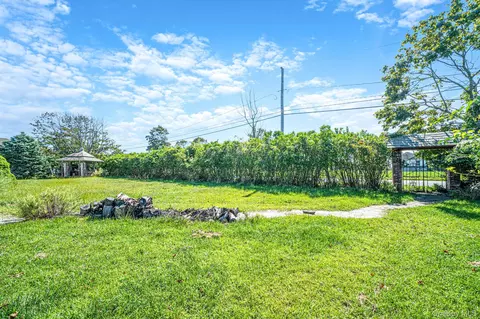 Exterior - 436 Bay Ave, Patchogue, NY 11772 photo 7 of 11