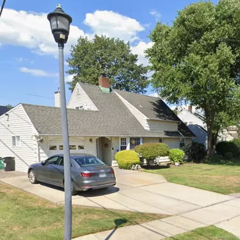 27 Eden Ln, Levittown, NY 11756