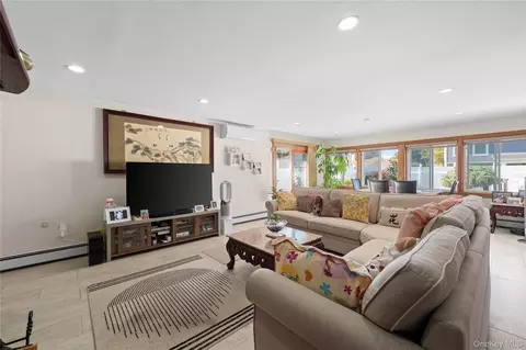27 Eden Ln, Levittown, NY 11756