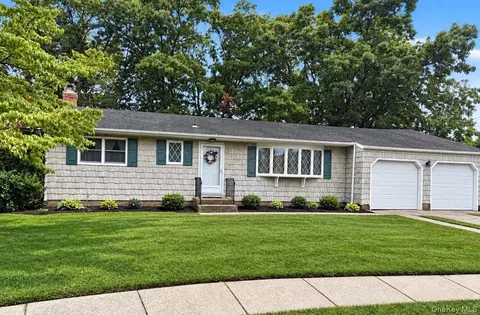 11 Whig Ct, Holbrook, NY 11741