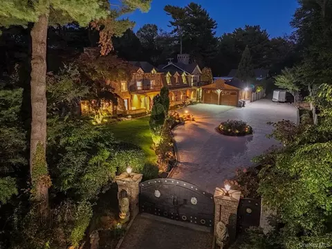 213 Guinea Woods Rd, Old Westbury, NY 11568