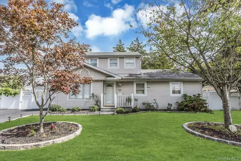 2911 Eagle Ave, Medford, NY 11763