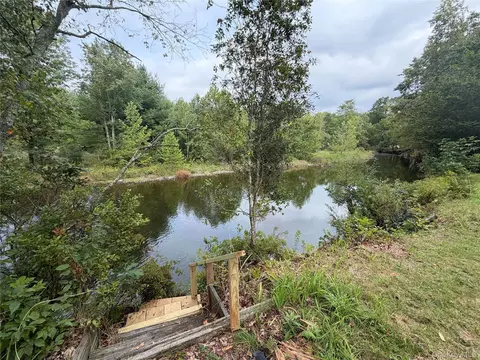 8 Hampshire Ln, Loch Sheldrake, NY 12759