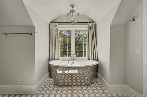 Bath - 4 Commodore Ave, Rye, NY 10580 photo 4 of 8
