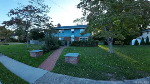 82 Yale Ave, Oakdale, NY 11769