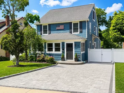 182 School St, Oyster Bay, NY 11771