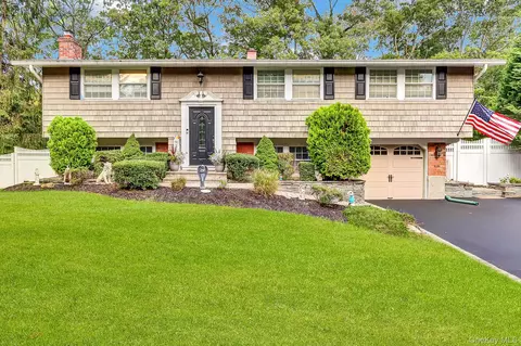 1 Cottontail Ln, Setauket, NY 11733