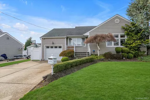 2452 Freeport St, Wantagh, NY 11793