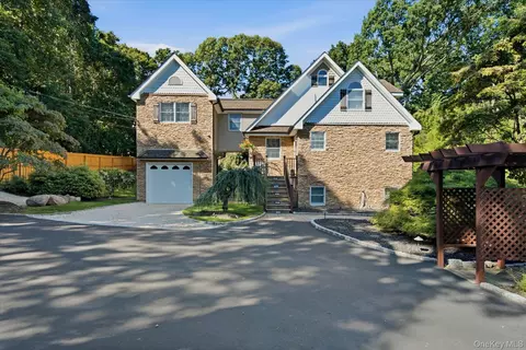 24 Sylvan Ln, Miller Place, NY 11764