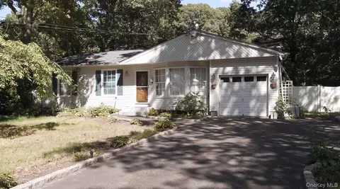 254 Auborn Ave, Shirley, NY 11967