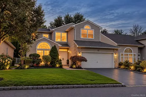 32 Hamlet Dr, Hauppauge, NY 11788
