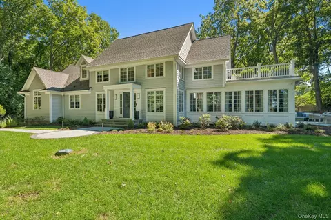31 Thompson Ln, Saint James, NY 11780