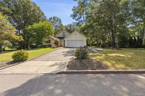 4 Thunderbird Ct, Shoreham, NY 11786