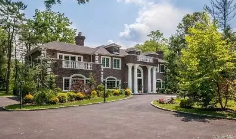 147 Bacon Rd, North Hempstead, NY 11568