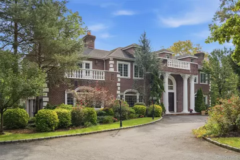 147 Bacon Rd, North Hempstead, NY 11568