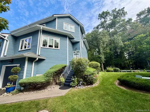 35 Village Grn, Clarkstown, NY 10954