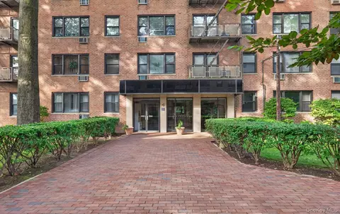 4 Birchwood Ct #4G, North Hempstead, NY 11501