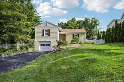 1 Brentwood Dr, Mount Pleasant, NY 10570