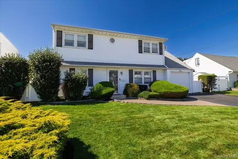 129 Arlyn Dr W, Massapequa, NY 11758