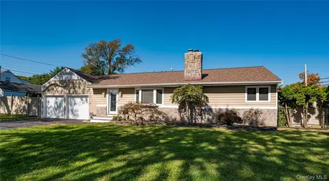 87 Bayway Ave, Bay Shore, NY 11706