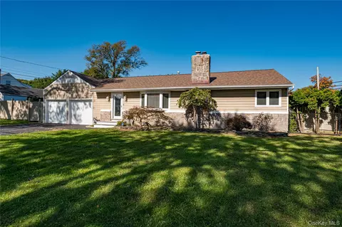87 Bayway Ave, Bay Shore, NY 11706