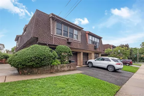 61-26 233rd St, Oakland Gardens, NY 11364