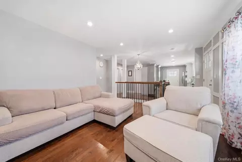 Entry Way - 18 Devon Rd, Bethpage, NY 11714 photo 4 of 6