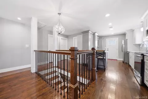 Entry Way - 18 Devon Rd, Bethpage, NY 11714 photo 2 of 6