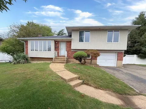 35 Eagle Ln, Farmingdale, NY 11735