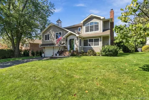 4 Bayview Cir, North Hempstead, NY 11030