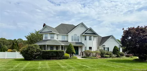5 Old Neck Ct, Manorville, NY 11949