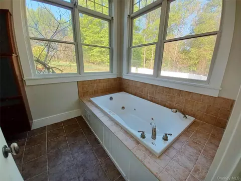 Bath - 11 Hedges Rd, Warwick, NY 10990 photo 2 of 6