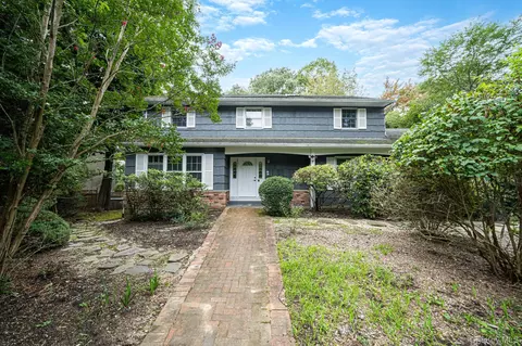 2 Jefferson Ct, Setauket, NY 11733