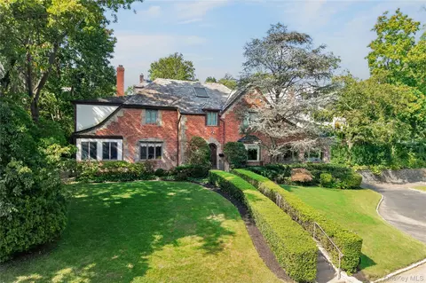 4 Parkwood Dr, North Hempstead, NY 11023