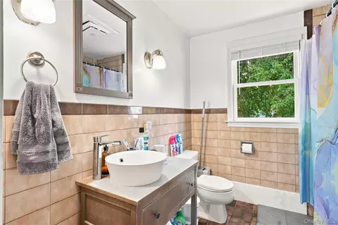 Bath - 18 Underhill Ave, Poughkeepsie, NY 12601 photo 1 of 1