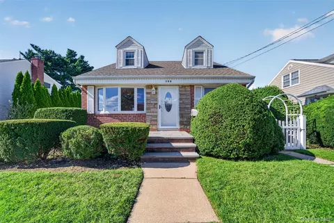 188 Arlington St, Mineola, NY 11501