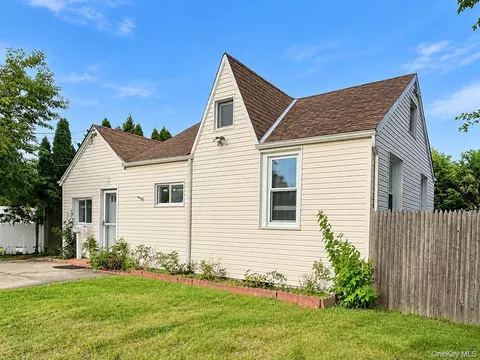 302 Mccall Ave, West Islip, NY 11795