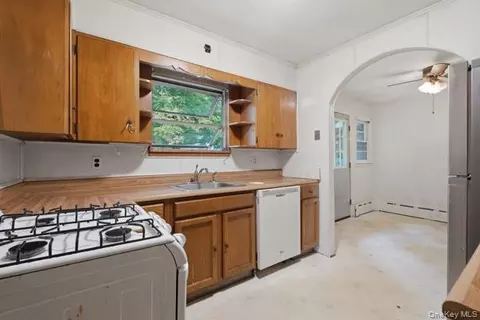 Entry Way - 6 Thomas St, Thompson, NY 12701 photo 3 of 6