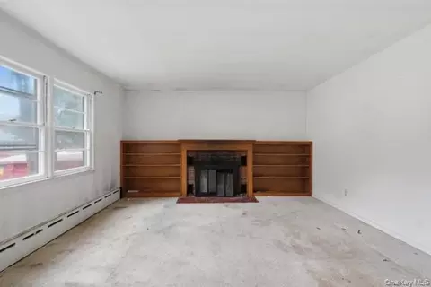 Living - 6 Thomas St, Thompson, NY 12701 photo 2 of 4