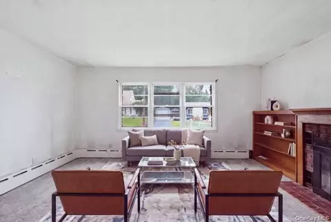 Living - 6 Thomas St, Thompson, NY 12701 photo 3 of 4