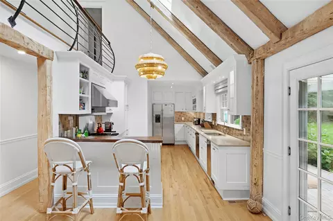 16 Stock Farm Ln, Sag Harbor, NY 11963
