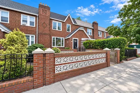 21933 Edgewood Ave, New York, NY 11413