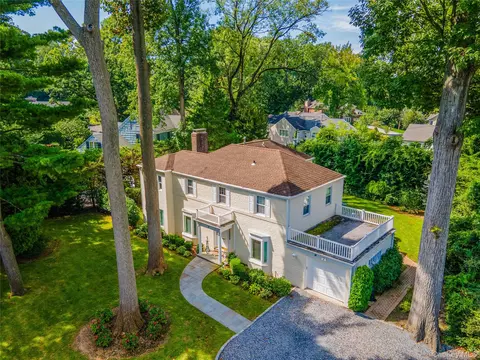 30 Old Field Ln, North Hempstead, NY 11020