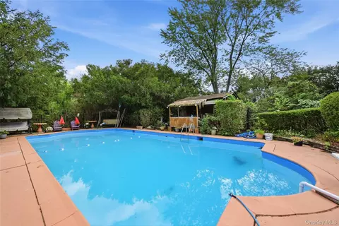 Exterior - 124 E Woodside Ave, Patchogue, NY 11772 photo 5 of 8
