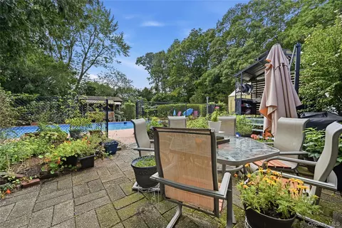 Exterior - 124 E Woodside Ave, Patchogue, NY 11772 photo 2 of 8