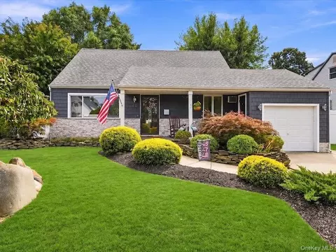 40 Greenwood Dr, North Babylon, NY 11703