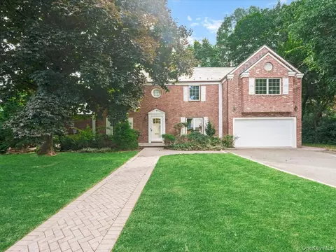 2 Amherst Rd E, North Hempstead, NY 11021